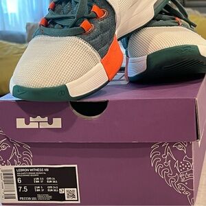 Nike sz 7 1/2 LeBron Tennis Shoes